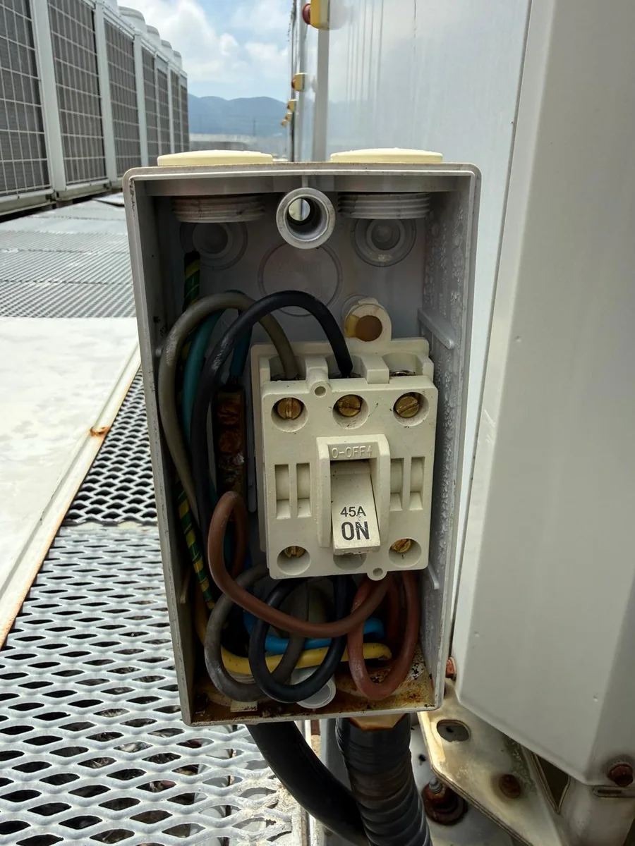 Commercial air-conditioning equipment detail relevant to when to stop use for commercial air-conditioning cleaning or repair