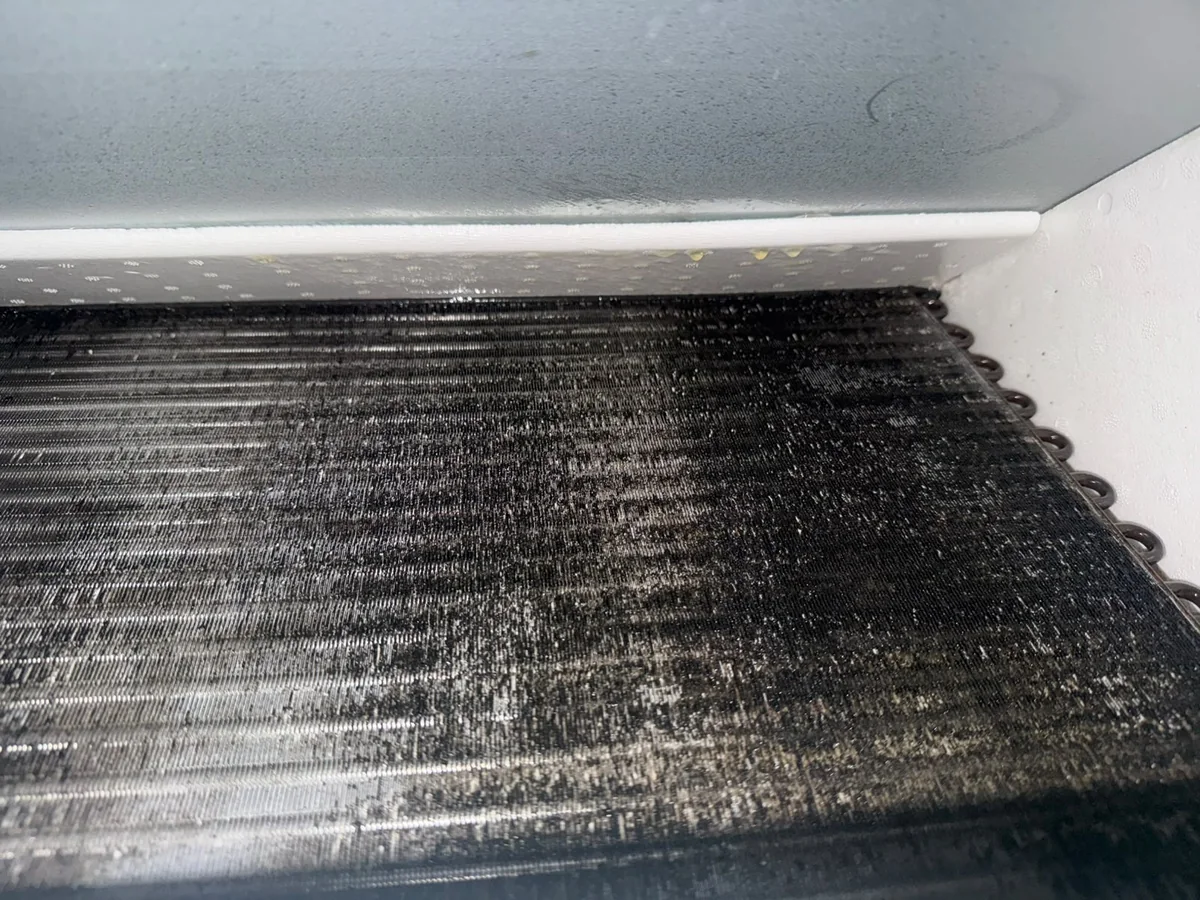 Commercial air-conditioning equipment detail relevant to symptom-by-symptom decision table for commercial air-conditioning cleaning or repair
