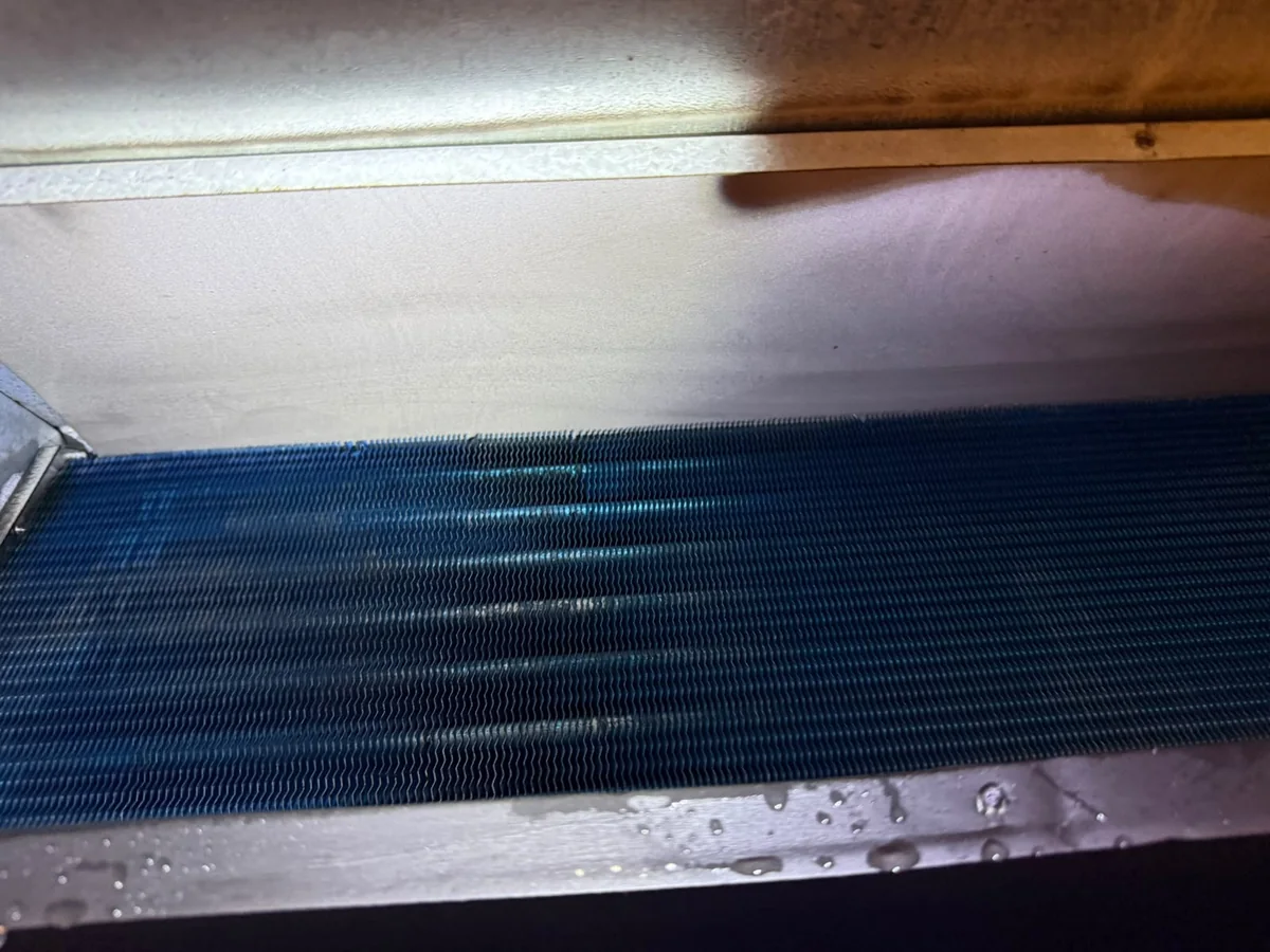 冷氣清洗不等於 IAQ 認證:清洗在甚麼情況下仍有作用的商用冷氣設備現場細節